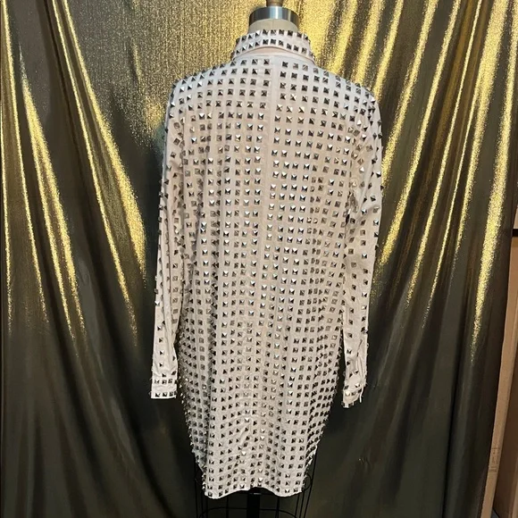 ✨🐈‍⬛ Shop Akria White Oversized Button-Down Shirt 👔 Silver Pyramid Studs - Picture 4 of 5